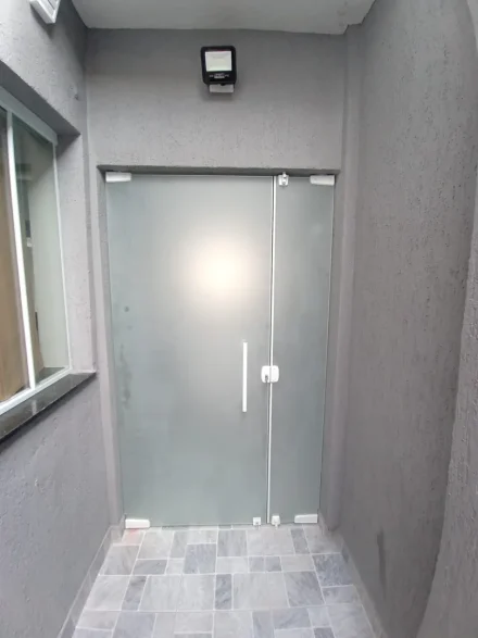 Portas e Divisórias em Vidro